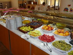 Der Speisesaal mit Buffet im Agapi Beach Hotel in Ammoudara (GR).